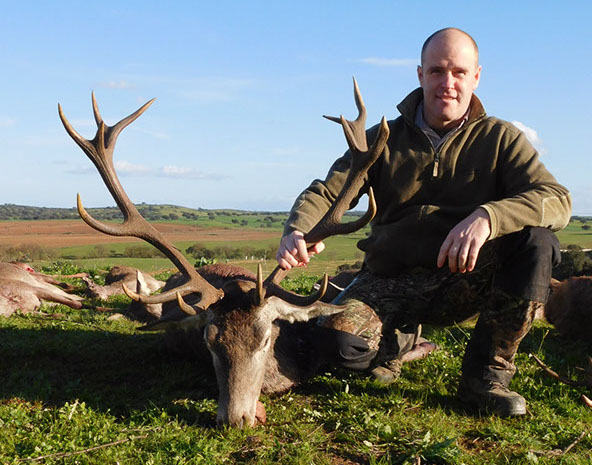Thierry Loots et un grand cerf au Portugal