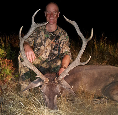 Thierry Loots et cerf 12 cors tiré à l'arc au Portugal